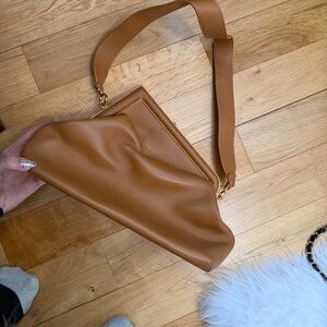 Elegant Tan Leather Shoulder Bag